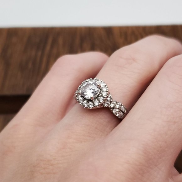 Size 7 925 Sterling Silver Beautiful Halo Setting Cubic Zirconia Ring - Picture 4 of 9